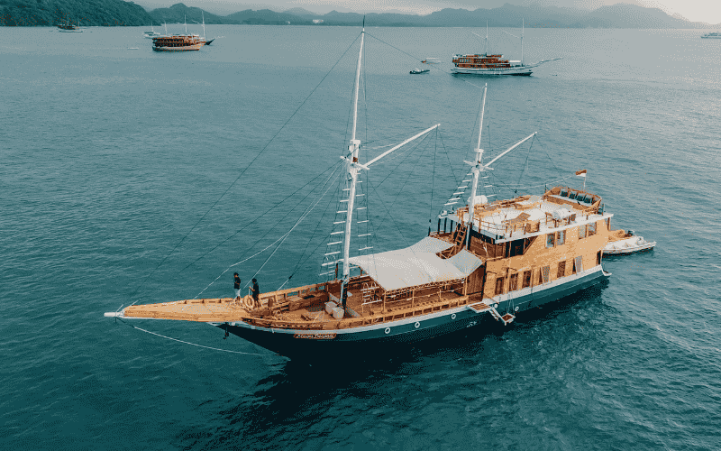 Luxury Phinisi KLM Maipa Deapati